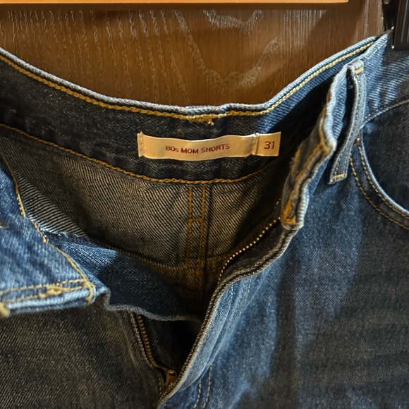 Levi’s 80’s Mom Denim Short - Picture 2 of 5